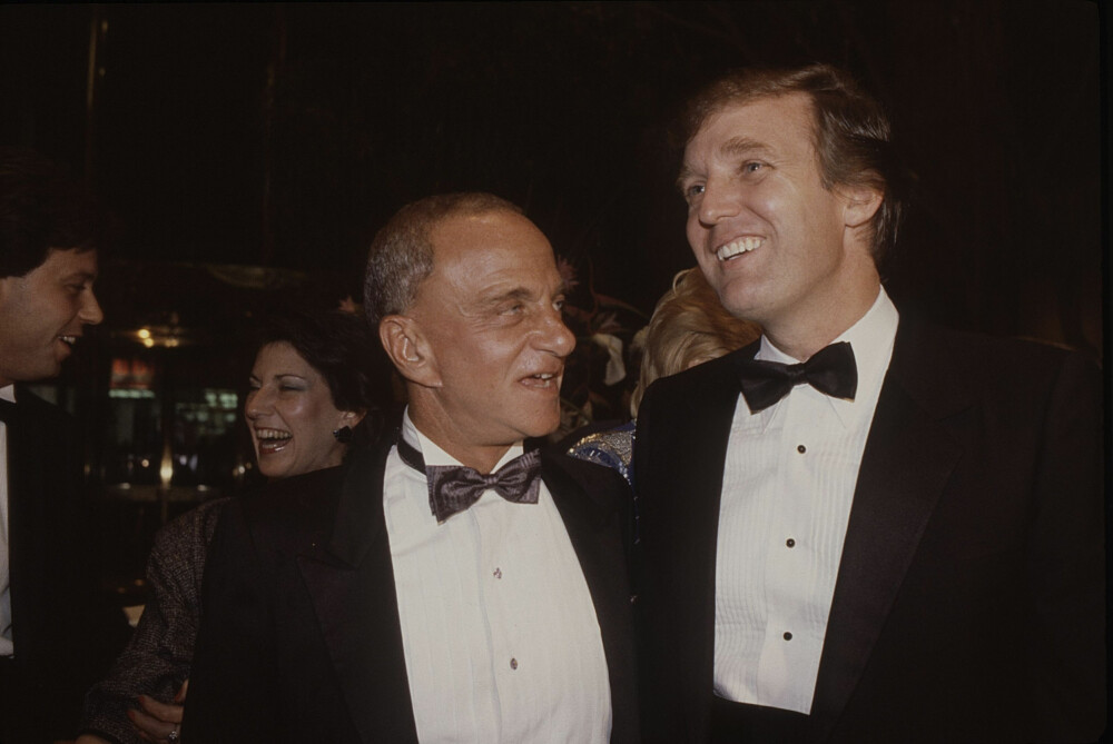 <b>SAKSØK DEM:</b> Roy Cohn spilte en sentral rolle i Donald Trumps tidlige år som eiendomsinvestor i New York, som familiens hardtslående advokat. Her fra åpningen av Trump Tower i oktober 1983.