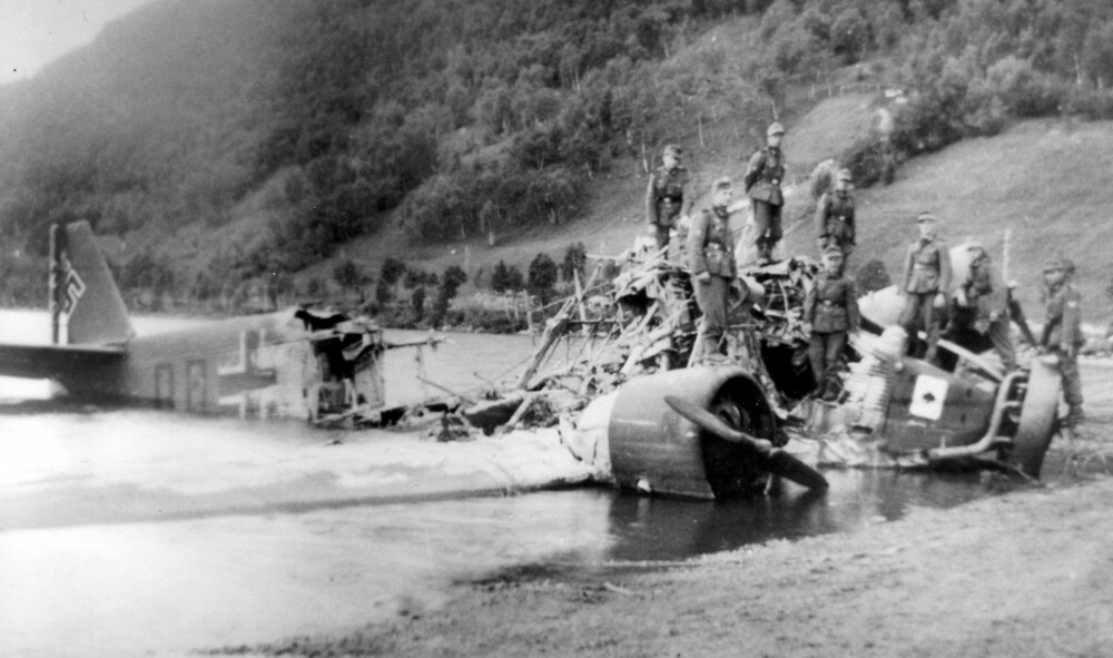 <b>HAVARI:</b> <span style=font-family:Calibri, sans-serif;font-size:12pt;>Tyske soldater poserer på det utbrente vraket av Leutnant Fontanas Ju 52/3m i Hartvigvann nordøst for Narvik utpå sommeren 1940.</span>