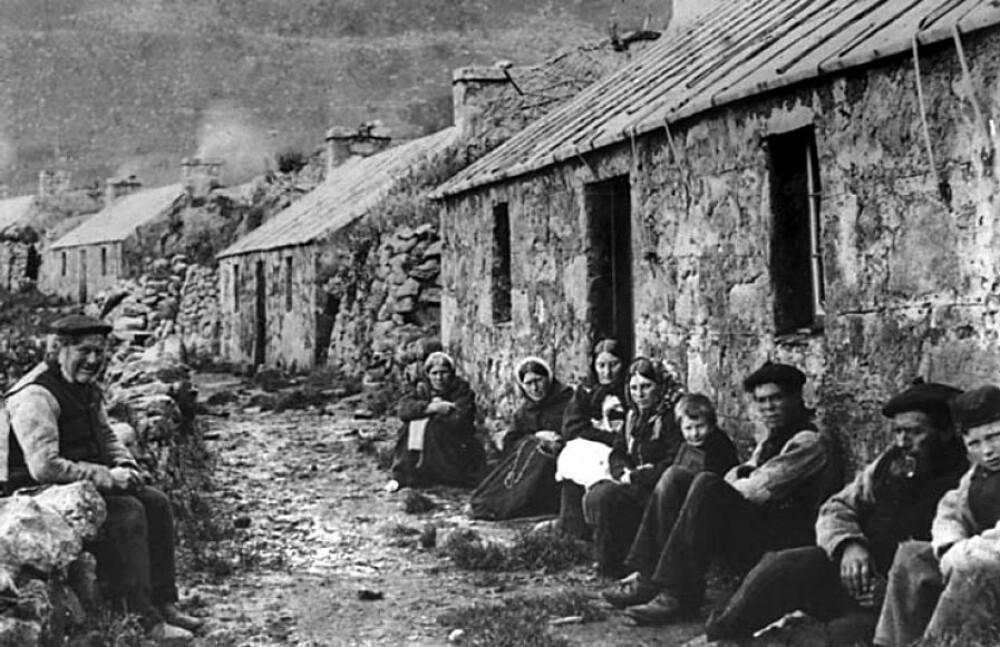 <b>HIRTA FØR:</b> Dette bildet fra 1886 viser innbyggerne på den nå forlatte øya Hirta samlet langs «The Street», stedets eneste «gate».