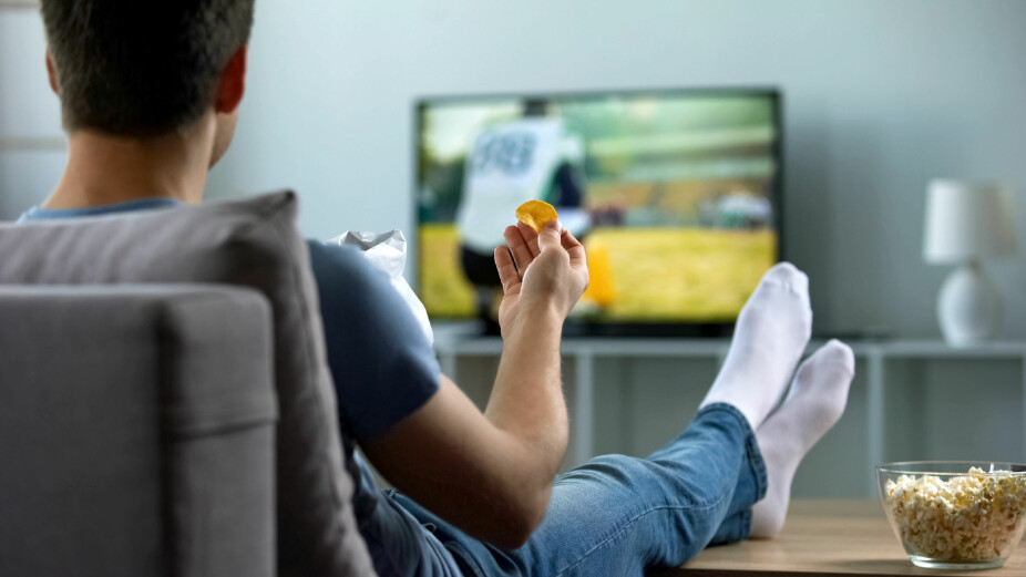 PROBLEMER: Mannen vil bare se sport på TV. Nå måtte jeg kjøpe egen TV og ha den på et annet rom.