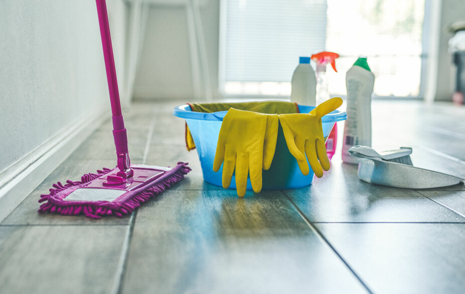 RIKTIG UTSTYR: Mikrofiberklut er godt å ha når du skal rengjøre huset skikkelig. Du bør ha flere som du bytter på underveis, råder ekspertene.