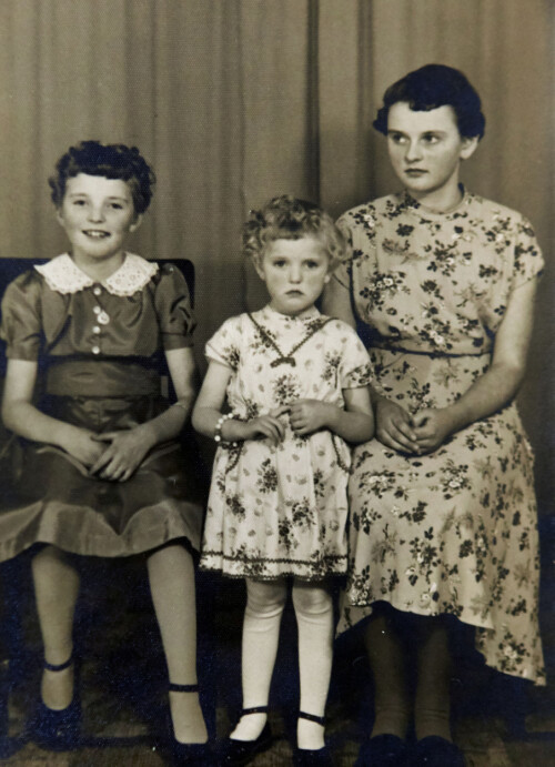 TRE SØSTRE: Lilli vokst opp på Hareid med to søstre. Her er storesøster Eliin (t.h.), lillesøster Åse og Lilli (t.v.).