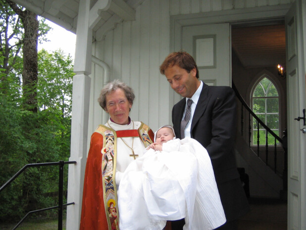 STORT ØYEBLIKK: Lille Aida Inger ble døpt av daværende biskop og pappas gode venninne, Rosemarie Köhn. Arves storesøster var en av fadderne.