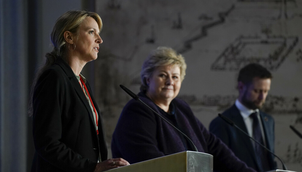 STENGTE NED: Statsminister Erna Solberg (H) og helse- og omsorgsminister Bent Høie (H) avbildet under en pressekonferanse om koronasituasjonen under nedstengningen i mars.