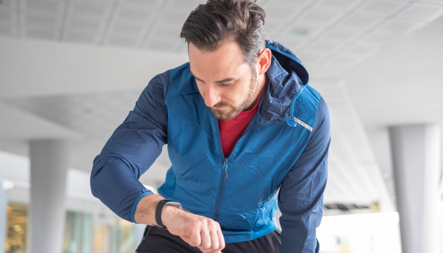 AKTIVITETSKLOKKER: Aktivitetsklokker gir et unikt innblikk i nordmenns aktivitetsnivå etter koronakrisen. Forsker André Henriksen ved UiT ber deg dele dine aktivitetsdata til hans studie.