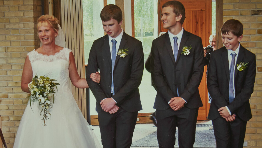 BRYLLUP: Da Lærke og Steen giftet seg, ble Lærke ført opp av sine tre sønner, Anders, Martin og Thomas.