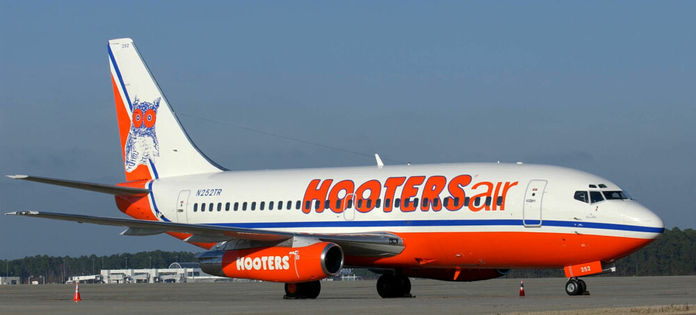 <b>UGLE PÅ HALEN:</b> De to OO´ene i Hooters-logoen satte fantasien i sving. På det meste hadde flyselskapet syv fly.