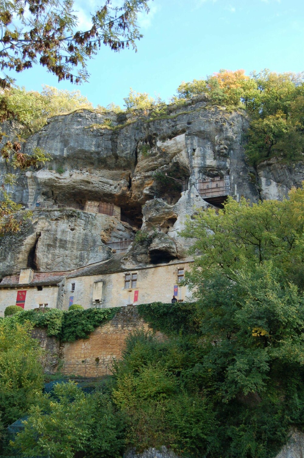 <b><P CLASS=MSONORMAL>ETABLERT NABOLAG:</b> I Roc de Staint Christoph, Dordogne har det bodd mennesker i 50 000 år. Neandertalerhulene er nabo med moderne hus, begge har klynget seg til fjellveggen.