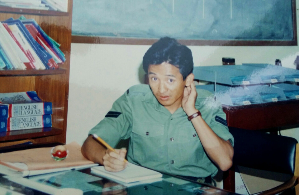 FORFATTER OG OFFISER: Tim Gurung fra da han var utplassert for britene i Hongkong i 1992. Nå har han skrevet bok om sine landsmenn fra Nepal; gurkhane. Å bli gurkha-soldat var et foretrukket alternativ til et hardt gårdsliv, sier han.