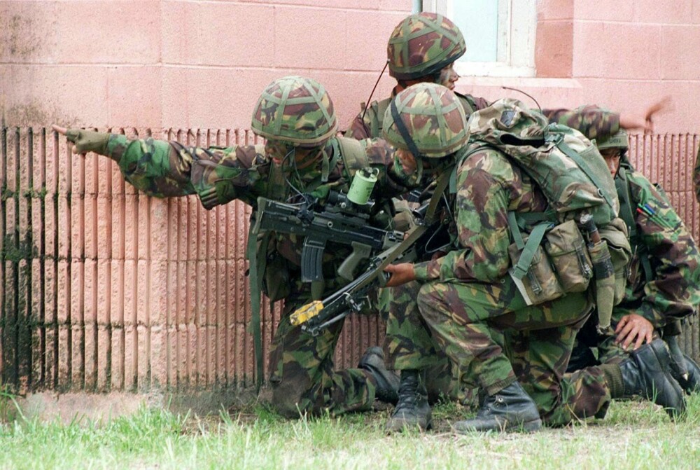 <b>I FREMSTE LINJE:</b> Britiske gurkha-soldater under trening i USA mot amerikanske styrker. Legg merke til kuris-kniven bak på sekken − våpenet som fortsatt er en del av de nepalske vervede soldatenes kamputrustning.