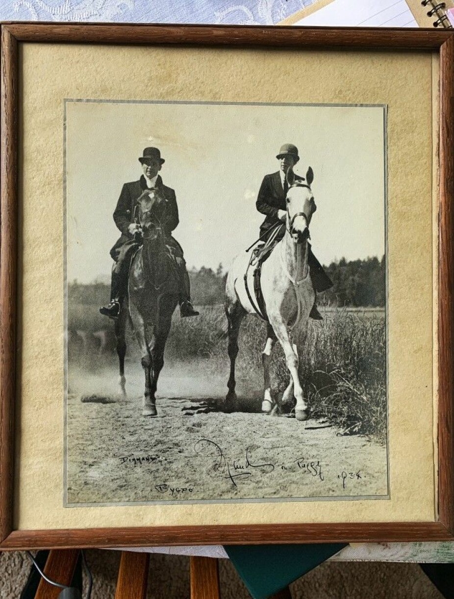 <b>DYKTIG RYTTER: </b>Dronning Maud var kjent for å være sporty og en sær­deles god rytter med stor kjærlighet for hestene sine. Her 
på tur med hestepasseren, som ble med henne til Norge hver eneste sommer.