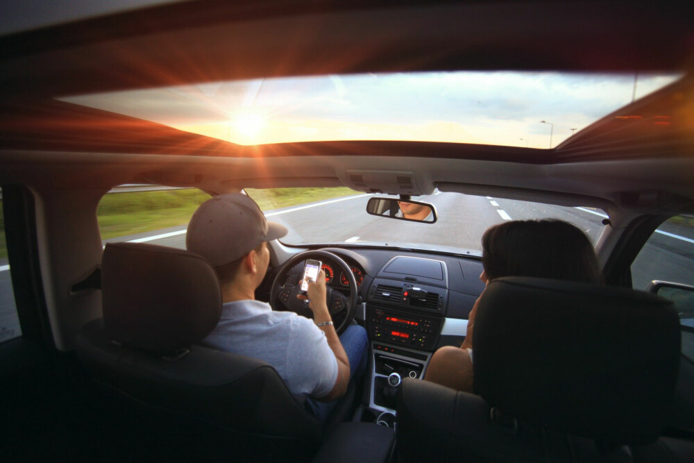 <b>DETTE IRRITERER:</b> Undersøkelsen fra Norstat viser at sjåfører som ikke bruker blinklys, eller som holder på med andre ting som mobiltelefonen mens de kjører, er det som irriterer andre bilister mest. 