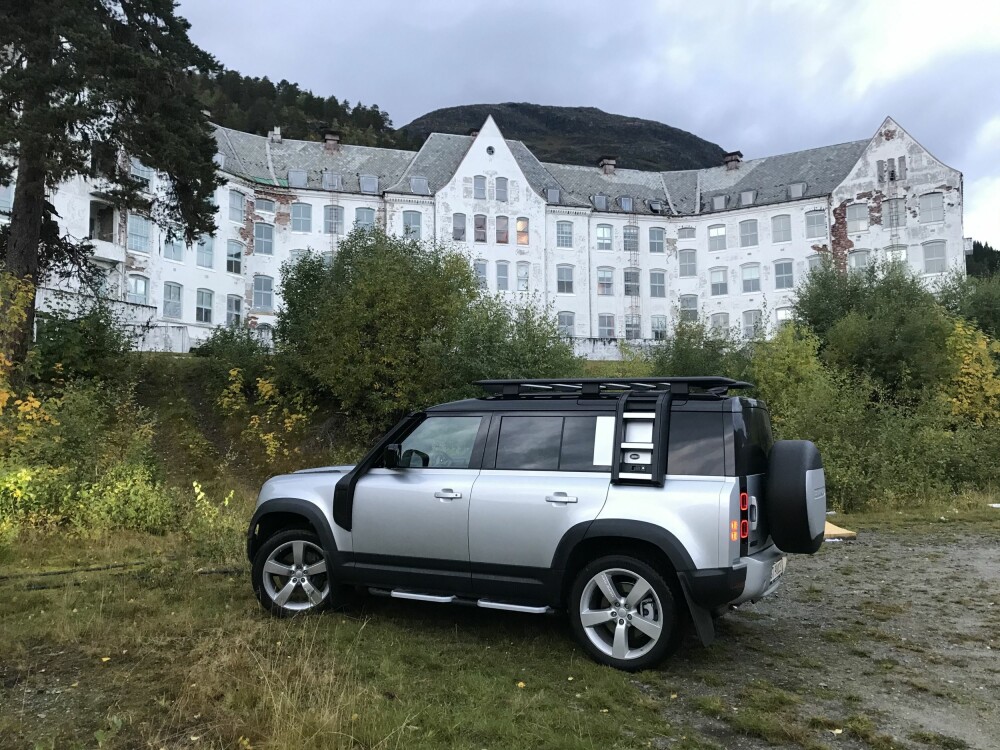 <b>LUKSUS-OFFROAD:</b> Planen er at det tidligere sanatoriet Harastølen i Luster skal bli et luksushotell. Der vil Land Rover Defender passe godt inn på parkeringsplassen.