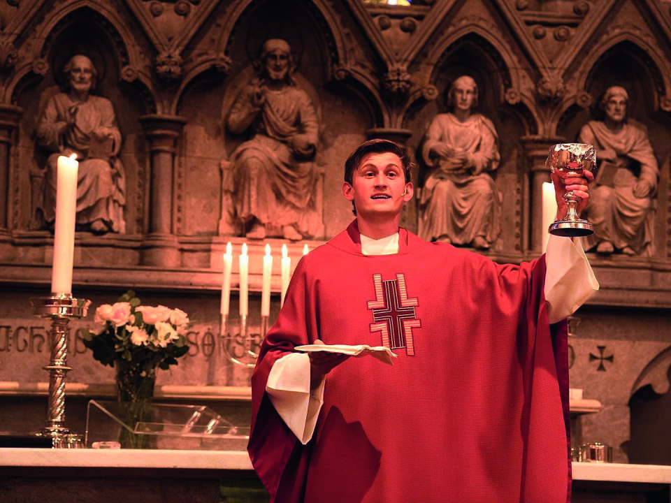 TRIVES I ROLLEN: 24. juni ble Thor ordinert, og snart begynner han som prest i Salhus menighet. Han har allerede jobbet som prest i flere år, og stortrives i rollen.