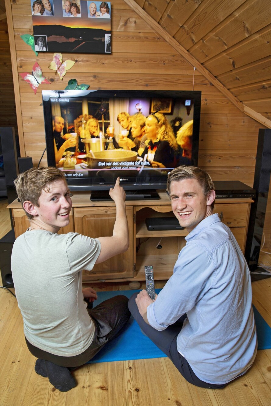 STOR STAS: Ivar synes det er stas å se storebroren på TV, og mener at han er helt lik der som ellers.