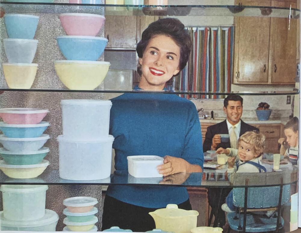 <b>LYKKEN ER AV PLAST:</b> Et utsnitt av forsiden på Tupperware-katalogen fra 1958. Her er stabler med pastellfargede plastbeholdere – og en lykkelig og harmonisk familie.