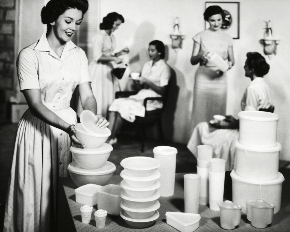 <b>FEST MED INNHOLD:</b> Et typisk Tupperware- party i et amerikansk hjem på 50-tallet.