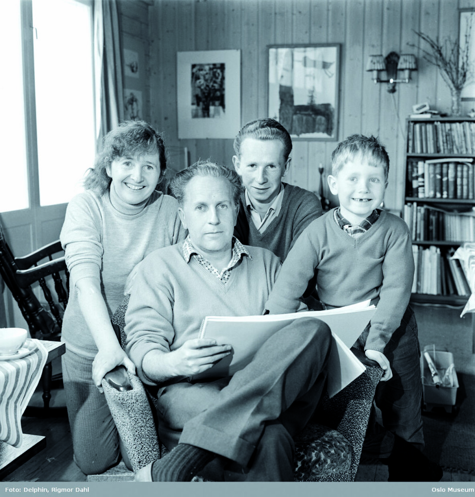 <b>INGEN A4-FAMILIE:</b> Anne Cath. og Johan Vestly hadde hjemmekontor. Først omtrent i samme rom, men etter hvert som suksessene kom og økonomien bedret seg, flyttet familien inn i nytt hus på Bøler i Oslo. Her med sønnene Håkon (t.h.) og storebror Jo.