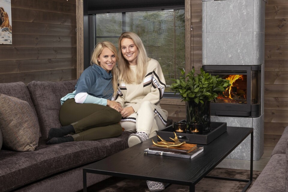 PUSTER LETTET UT: Tonje og Lene er endelig ferdige med å bygge og innrede Farmen-hytta etter et intenst år.