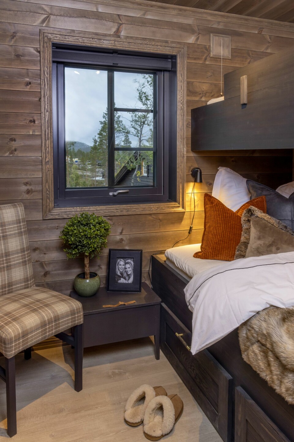 GOD PLASS:– Vi er sosiale og glade i å få besøk, og det er både soveplass og ellers rom nok til at vi kan være en stor gjeng her, forteller Lene og Tonje