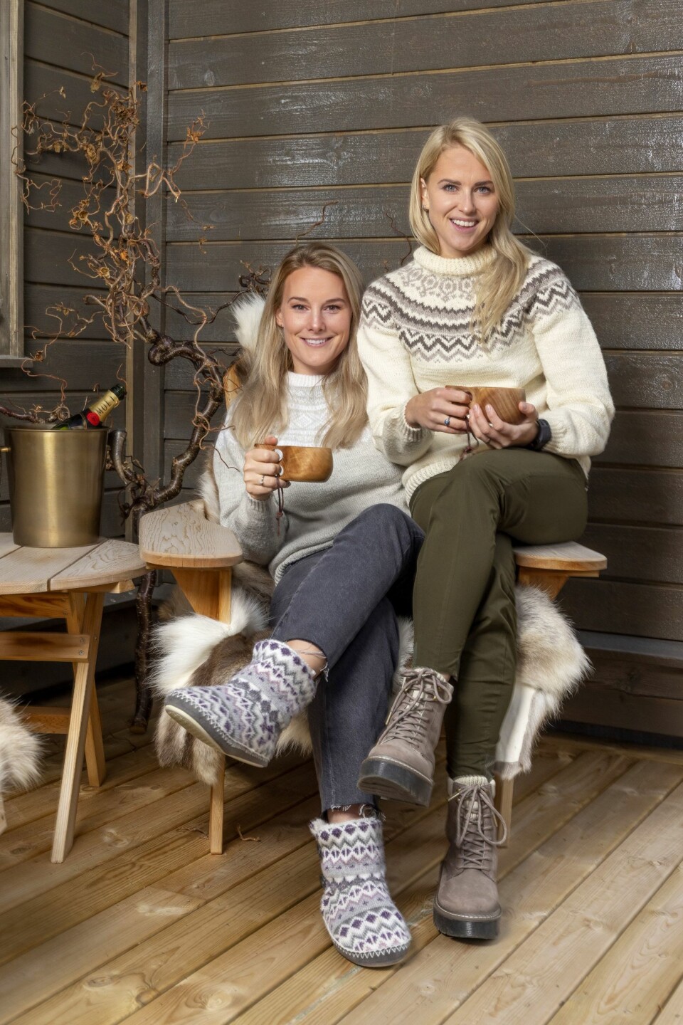 HOLDER SAMMEN: Å bygge og innrede hytta har vært en tøff prosess, og selv om det har blitt noen krangler og diskusjoner, holder paret sammen.