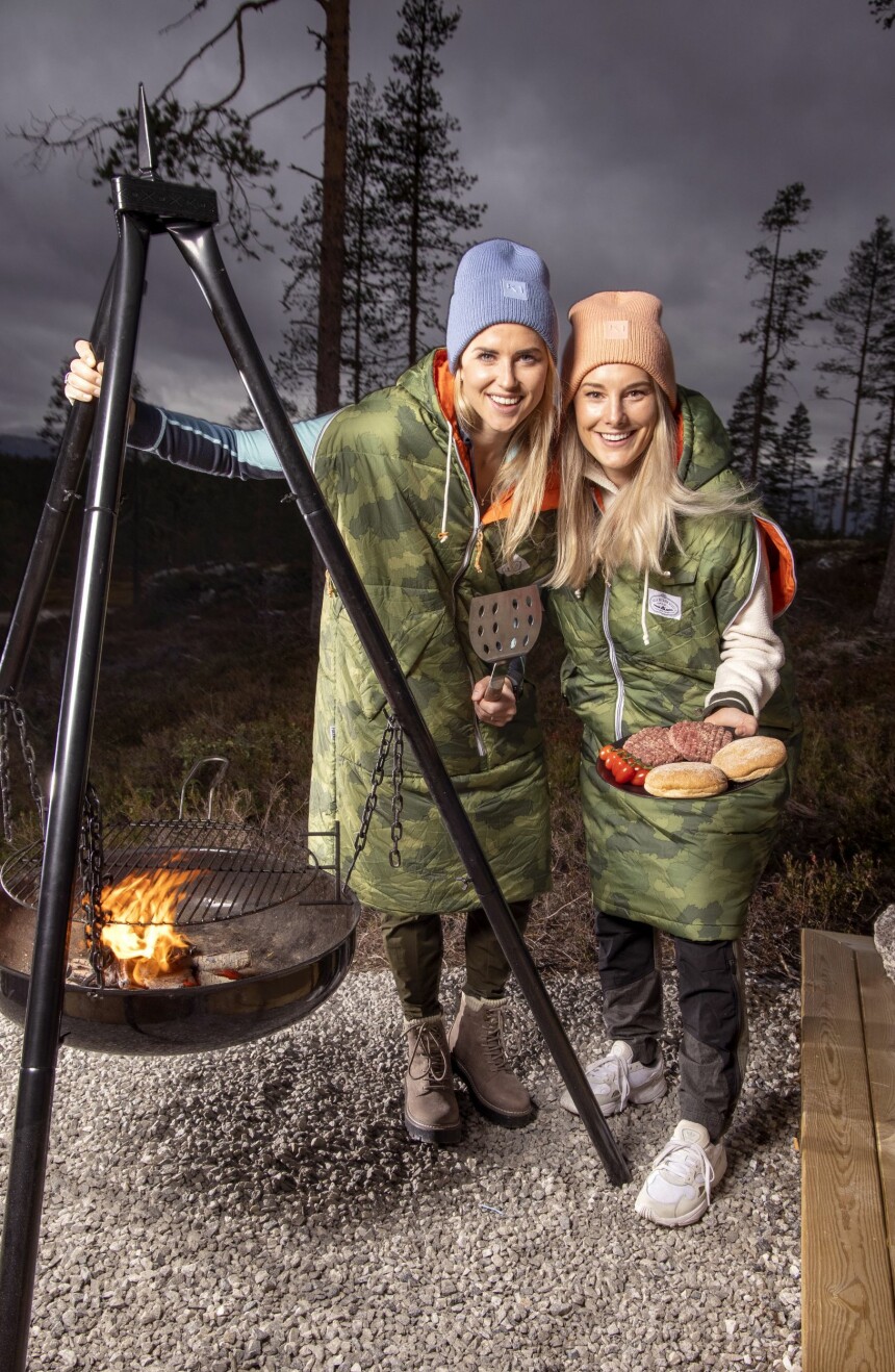 GOD HJELP: Tonje og Lene tester ut bålpanna utenfor hytta. – Lokalbefolkningen og bedrifter her på Flå har vært til utrolig stor hjelp med å få hytta i stand, roser paret.