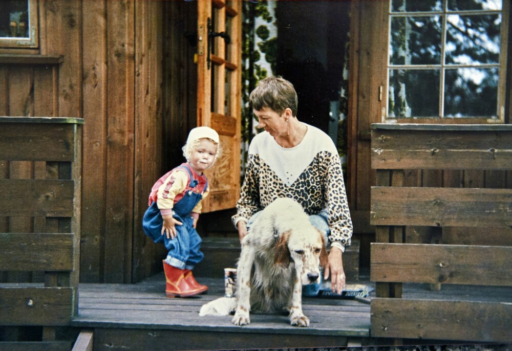<b>GODE MAMMA:</b> Her er Ann-Iren sammen med moren sin på hytta på Vegårshei. – Vi tilbrakte nesten hver sommer der.