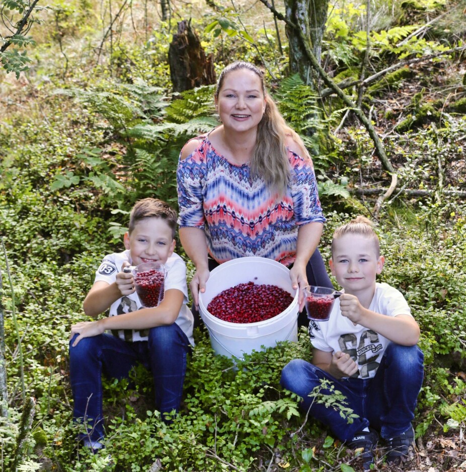 <b>BRA TEAM:</b> Tonjes sønner er ofte med ut i skogen og plukker bær med mamma. Nå skal det prøves ut en tyttebær-prosecco.