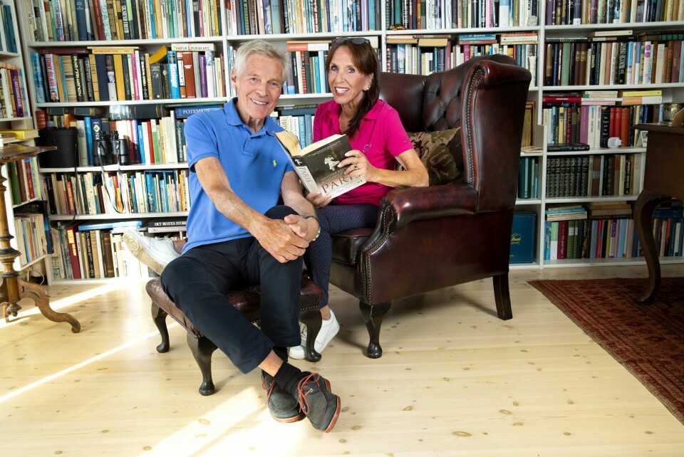 LESEGLEDE: Roald og Nina liker å lese bøker, det gir ekteparet mye felles glede.