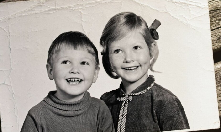 <b>SØSKEN:</b> Inger og hennes tre år yngre bror mens de bodde i Sverige i 1969. Atle og Inger var hverandres bestevenner i oppveksten.