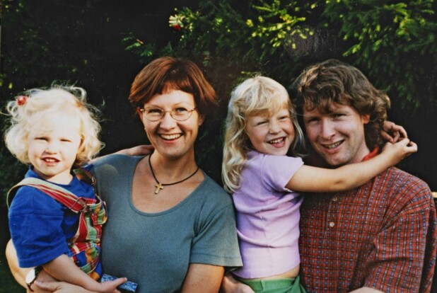 <b>LYKKEN:</b> Presteparet Inger og Frode fikk tre barn sammen og bosatte seg på Nøtterøy. Her er de med døtrene Ingeborg og Anette i 1998.