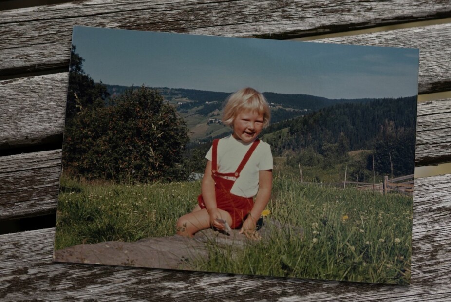 <b>BARNDOM:</b>  I en blomstereng på Skeikampen. Inger var rundt syv år da familien flyttet til Norge. 