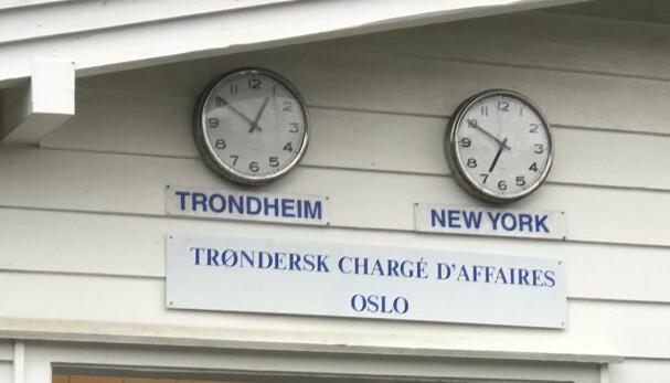 DIPLOMATBOLIG: Tiden viser Trondheim og New York.
