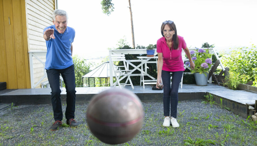 LEKNE: Ekteparet Øyen liker å ha det gøy. Her spiller de boccia i hagen hjemme på Malmøya.