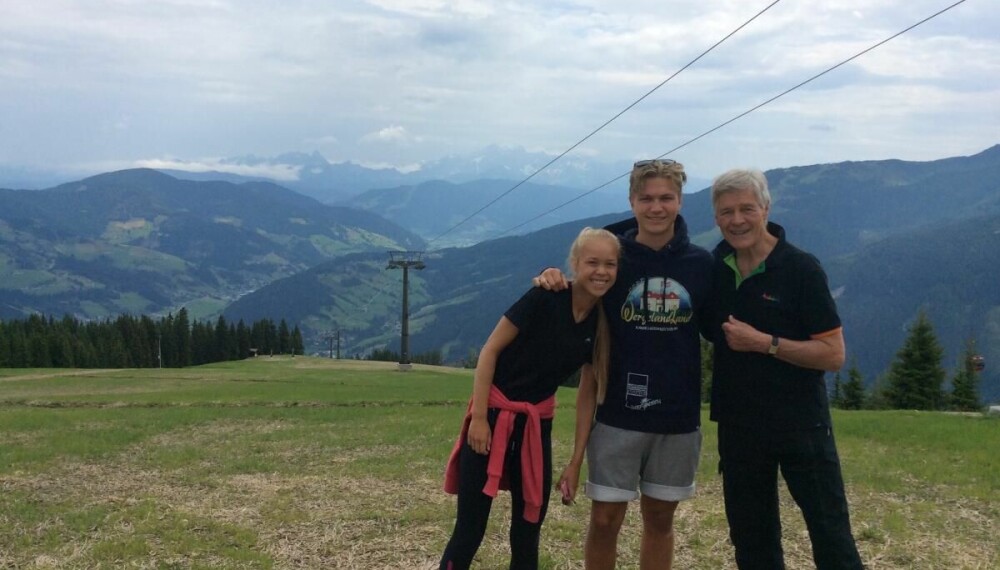 PÅ REISE: Her er Roald i Østerrike sammen med de eldste barnebarna Maria og Nicolai.