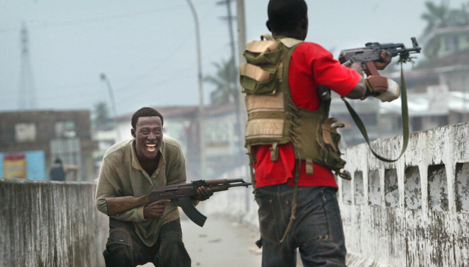 LIBERIAS HOVEDSTAD MONROVIA: Regjeringslojal liberiansk milits i kamp mot opprørsstyrker 20. juli 2003, en drøy måned før Kato Stokkan ankom med FN-politiet.