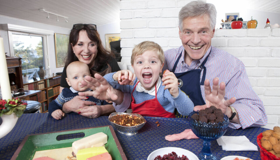 FAMILIEKJÆRE: Roald og Nina har et nært forhold til barn og barnebarn. Her er de sammen med barnebarna Philip og Henrik i 2013.