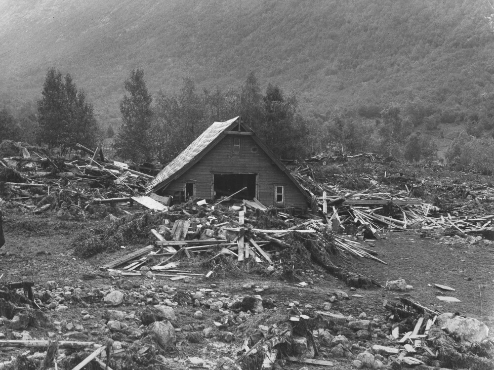 <b>KNUST TIL PINNEVED:</b> De sørgelige restene av en bygd som ble knust av bølgen som var over 70 meter høy på det høyeste.