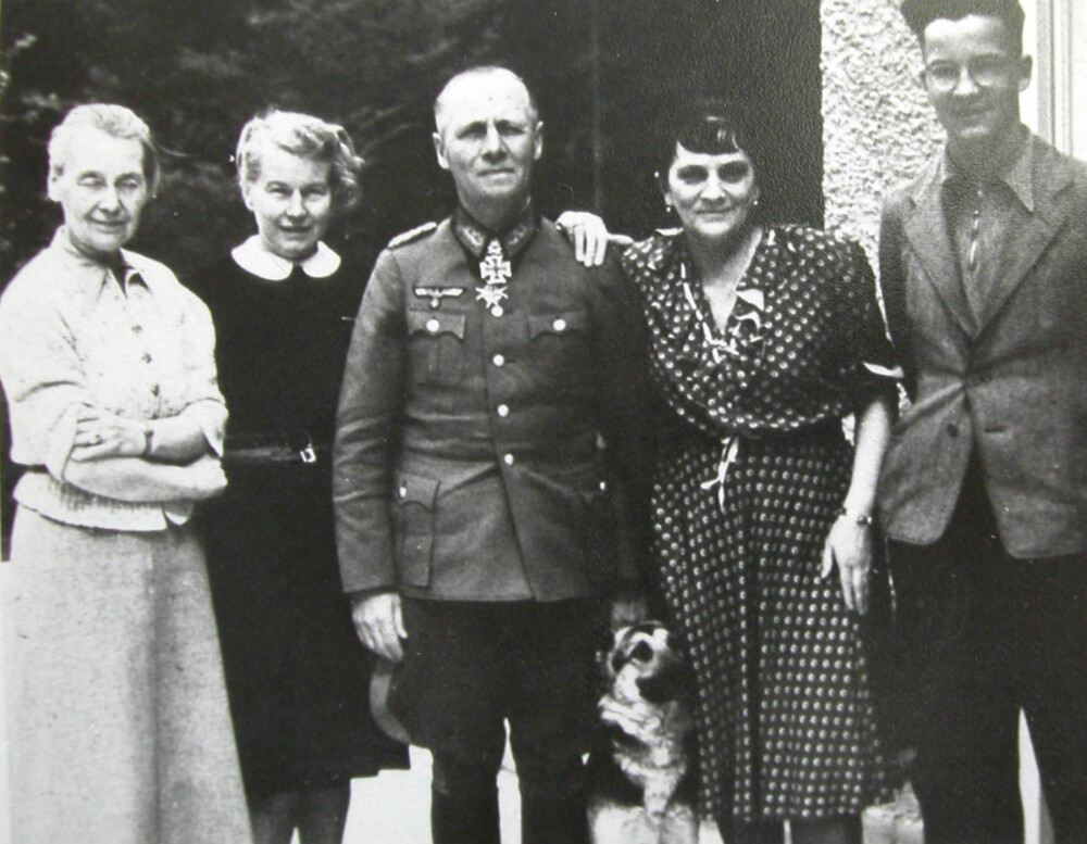 <b>50-ÅRSLAG:</b> Like før D-dagen feiret Rommel hus­truen Lucies 50-årsdag (5. juni 1944). F.v.: Rommels søster Helene, Hilde­gard Kirchen, Rommel, Lucie og sønnen Manfred. 