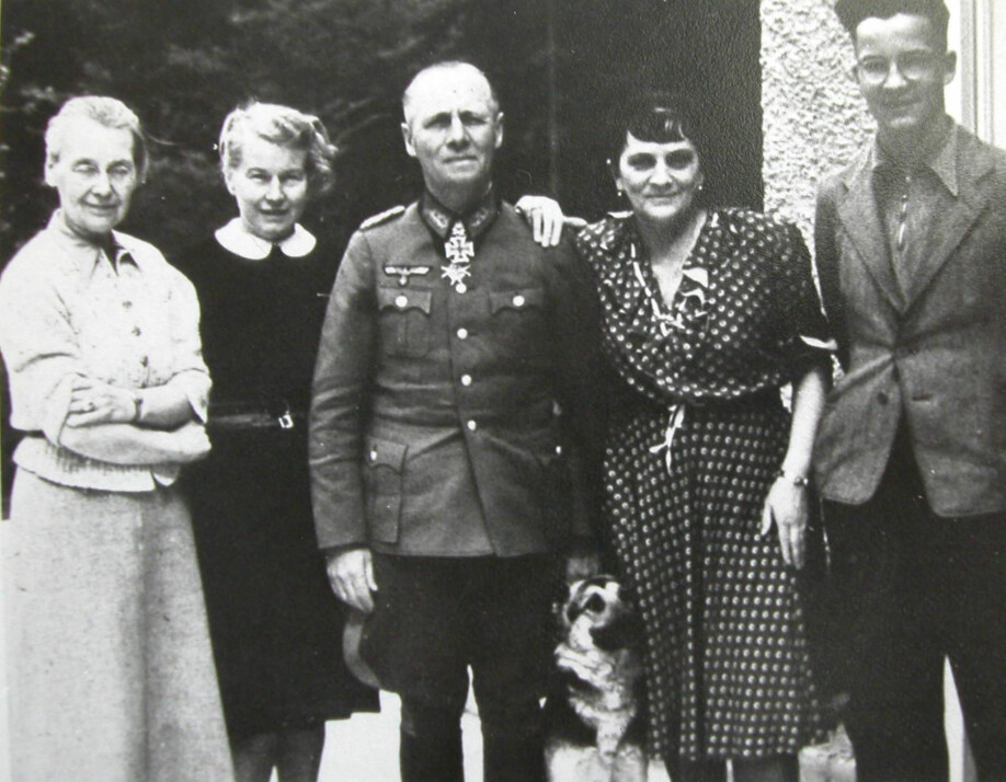50-ÅRSLAG: Like før D-dagen feiret Rommel hustruen Lucies 50-årsdag (5. juni 1944). F.v.: Rommels søster Helene, Hildegard Kirchen, Rommel, Lucie og sønnen Manfred.