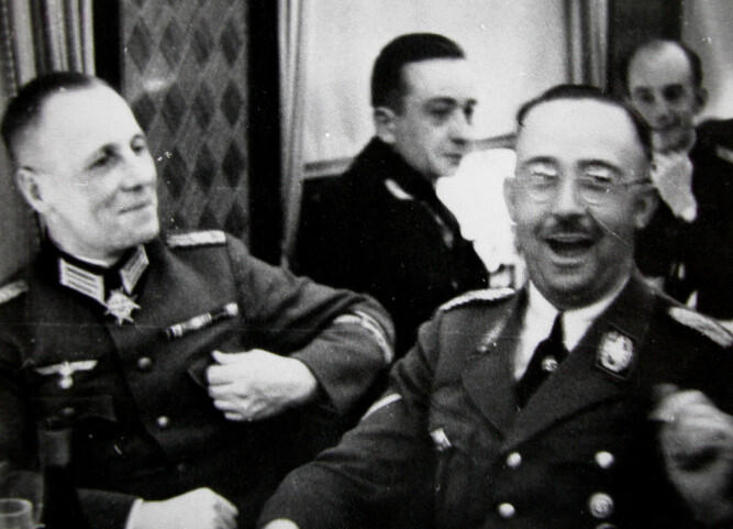 <b>LYSTIG LAG:</b> Rommel i lys­tig lag med Riksfører i SS, Heinrich Him­mler, på Hit­lers private tog.