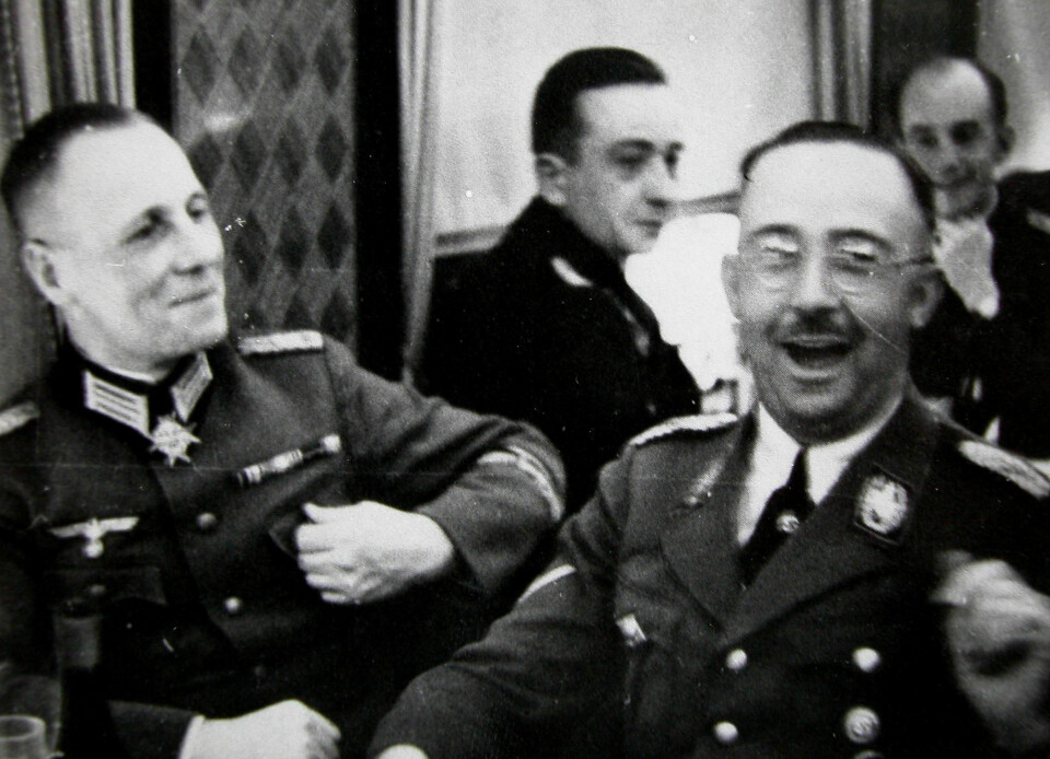LYSTIG LAG: Rommel i lystig lag med Riksfører i SS, Heinrich Himmler, på Hitlers private tog.