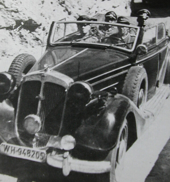 <b>LUKSUS-BILEN:</b> Rommel på inspeksjon i <br/>sin luksusbil Horch, i Pyre­neene 1. mai 1944. Foran: Sjåføren Daniel. Bak: Hellmuth Lang og Hans Georg von Tempel­­-<br/>hoff. 