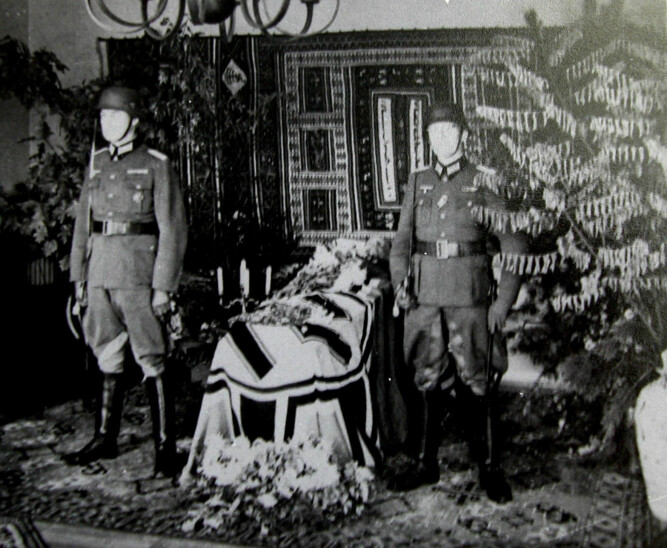 <b>LIKVAKE:</b> Likvake med æresvakt. Det ble gjort stor ære på mannen Hitler tvang i døden.