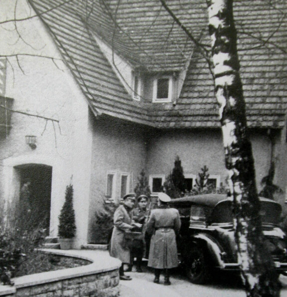 <b>DØDENS SENDEBUD:</b> Rommels hus i Herrlingen. Hitlers sende­bud overbri­nger Rommel et ultimatum og giften. Snart kjørte de Rommel bort i denne bilen der han også begikk sitt selvmord. (14. oktober 1944). 