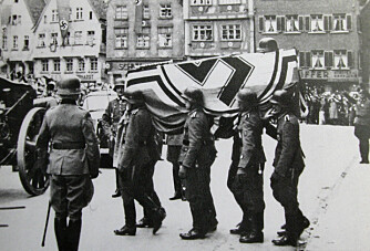 <b>ÆRESBEGRAVELSEN:</b> Militær æresbegravelse på statens regning. 