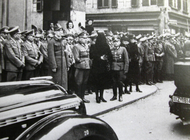 <b>HITLER HOLDT ORD:</b> Hitler holdt sitt ord: Æresbegravelse på statens regning. Rommels sønn Manfred (nærmest) og hustruen Lucie (i svart). 