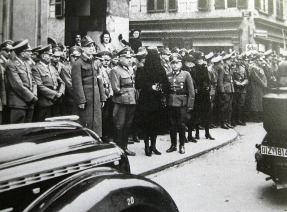 HITLER HOLDT ORD: Hitler holdt sitt ord: Æresbegravelse på statens regning. Rommels sønn Manfred (nærmest) og hustruen Lucie (i svart).