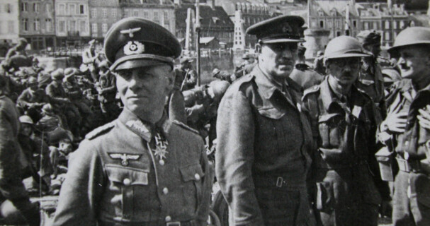 <b>FANGET:</b> En triumferende Rommel i Cherbourg, Frankrike i juni 1940. Han har nettopp tatt den britiske generalmajoren Sir Victor Morven Fortune og hans menn til fange. 