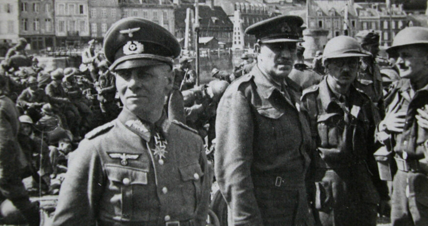 FANGET: En triumferende Rommel i Cherbourg, Frankrike i juni 1940. Han har nettopp tatt den britiske generalmajoren Sir Victor Morven Fortune og hans menn til fange.